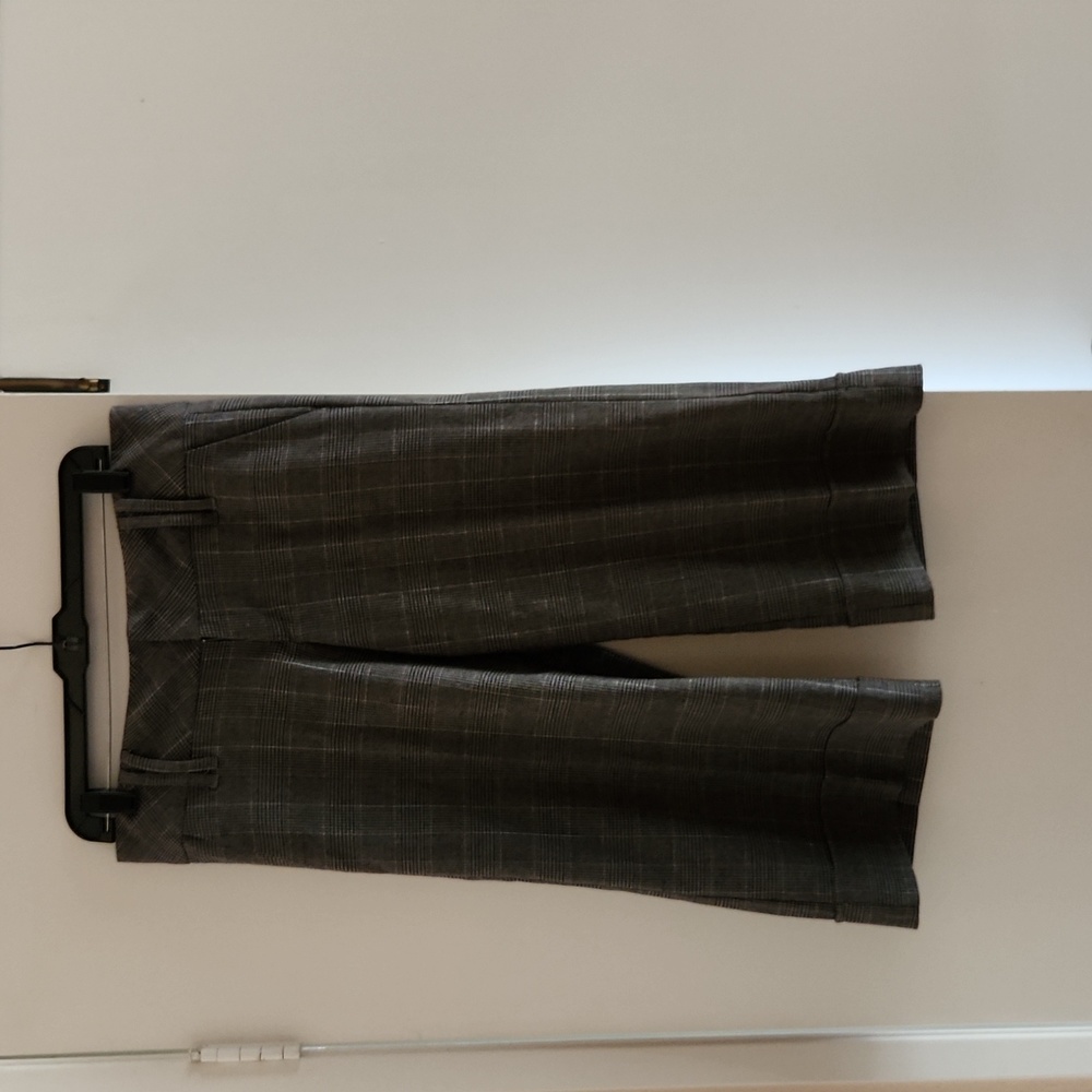 Strecht twill Capri pant fly front 2 side front slash pockets, clean back.